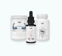 Drei Nahrungsergänzungsprodukte in elegantem Design auf einem hellen Hintergrund. Links ein Behälter mit der Aufschrift „Workout Booster“ (500g, tropical), in der Mitte eine Tropfflasche mit „B12 100µg“, und rechts ein Behälter mit „Mg Magnesium Lucky 7“. Die Produkte sind modern gestaltet und betonen hochwertige Inhaltsstoffe.