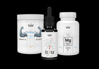 Drei Nahrungsergänzungsmittel-Produkte mit sauberem, modernem Design. Links ein großer Behälter mit der Aufschrift “Workout Booster” und “500g Tropical”, in der Mitte ein Tropfflaschenbehälter mit “B12 100µg”, und rechts ein Behälter für “Mg Magnesium 24.305 Lucky 7”. Die Verpackungen zeigen chemische Strukturen und stilisierte Grafiken, die auf wissenschaftliche Qualität hinweisen.